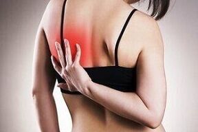 bol ispod lijeve lopatice s leđa